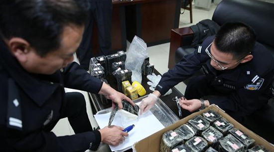 我市警方偵破一起特大販賣(mài)運(yùn)輸毒品案（圖）