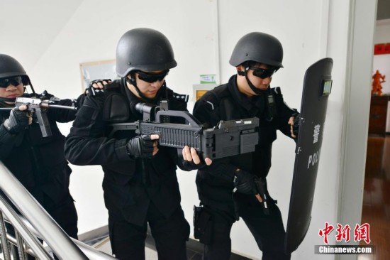 上海特警持“拐彎槍”訓練 酷似好萊塢大片（圖）