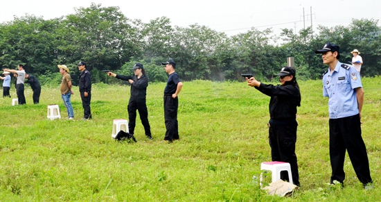 西平警方實(shí)彈射擊訓(xùn)練壯警威