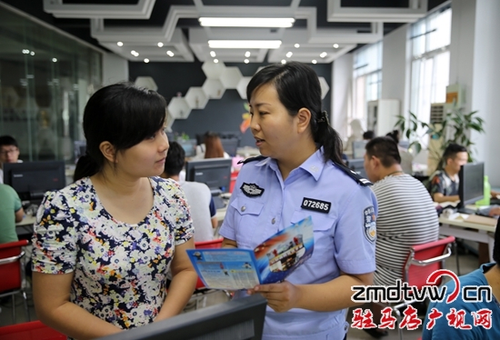 8月4日，駐馬店市公安局東高派出所社區(qū)民警走進工地發(fā)放《公安消防宣傳手冊》和《公民消防安全常識》4.jpg