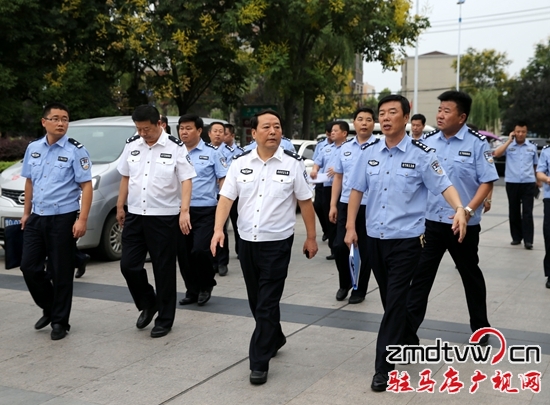 9月5日，市局黨委書(shū)記、局長(zhǎng)楊俊杰帶領(lǐng)市局黨委成員和各參戰(zhàn)單位負(fù)責(zé)人來(lái)到天中廣場(chǎng)，現(xiàn)場(chǎng)辦公，點(diǎn)對(duì)點(diǎn)的研究開(kāi)幕式安保工作。