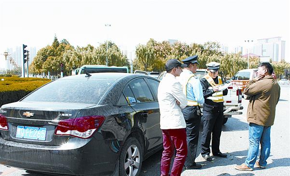 節(jié)日的堅守者 事故民警一天處理各類交通事故102起