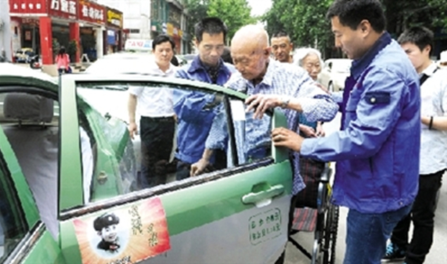 120多名的哥排隊(duì)愛(ài)心接力 免費(fèi)送老人醫(yī)院透析