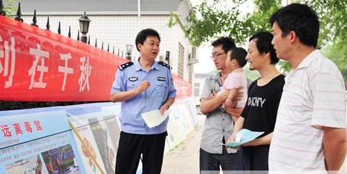 正陽縣公安局禁毒大隊(duì)向行人宣傳“預(yù)防毒駕、珍愛生命”常識(shí)
