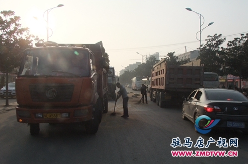 附近商戶(hù)幫助清掃小麥.JPG