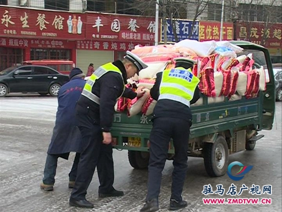 雨雪天氣路滑難行，交警提醒安全出行3.JPG