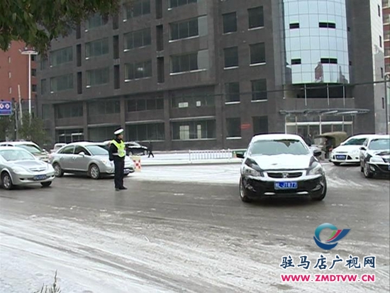 雨雪天氣路滑難行，交警提醒安全出行(1).JPG
