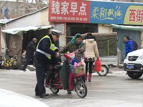 雨雪天氣路滑難行，交警提醒安全出行1.JPG