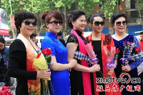 母愛傳遞 3000朵玫瑰義賣全城 2萬余元善款救助貧困婦女兒童、貧困女大學(xué)生