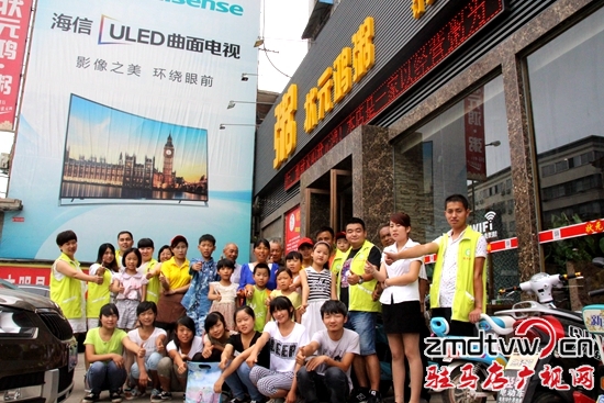 陽光助學志愿者、受助學生、家長在狀元鴻酒店合影留念.jpg