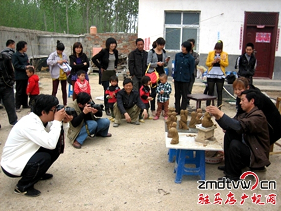 人們慕名到馬國發(fā)家觀看泥塑作品。_副本.jpg
