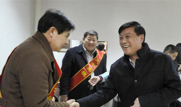 余學友等市領導會見英模人物代表