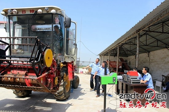 正陽(yáng)：開(kāi)展農(nóng)機(jī)移動(dòng)檢測(cè)和審驗(yàn)服務(wù)迎“三夏”