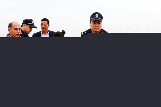 西平警民聯(lián)手澆旱田