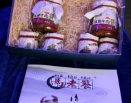 據(jù)了解，駐馬店清雅齋清真食品有限公司成立于2015年10月，是一家年輕的食品加工企業(yè)。公司位于駐馬店裝備產(chǎn)業(yè)集聚區(qū)，占地約2000平方米，擁有先進(jìn)的標(biāo)準(zhǔn)化生產(chǎn)設(shè)備和大型倉庫。公司專注于清真類食品的研發(fā)和加工，其主打的“馬老饕”牌清真牛肉醬和牛肉條，以我市豐富的夏南牛資源為原料基地，以獨(dú)特配方和加工工藝制成，填補(bǔ)了我市該類食品加工業(yè)的空白。