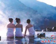 泡溫泉：嵖岈山溫泉度假酒店溫泉占地150畝，整個(gè)項(xiàng)目是由河南省乃至中原六省最大的溫泉項(xiàng)目。將中國(guó)的養(yǎng)生溫泉文化演藝的淋漓盡致。她將中國(guó)人的健康概念提升到一個(gè)高度。她引領(lǐng)的是一種健康的生活方式。溫泉水屬國(guó)家罕見的鈾溫泉，溫泉水富含氯、硫酸根、氟、氡、可溶性硅酸、鈉、鈣、鉀、鎂等30多種有益人體的礦物質(zhì)微量元素，常泡溫泉具有養(yǎng)生、美容、延年益壽等功效。