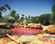 露天溫泉占地120畝，整個(gè)露天溫泉區(qū)溫泉養(yǎng)生功效泡池163個(gè)，及其的震撼和壯觀。室內(nèi)溫泉綜合服務(wù)樓，總面積2萬(wàn)平方米，一次性可接待約6000人。    優(yōu)惠活動(dòng)：   嵖岈山溫泉小鎮(zhèn)鉅惠會(huì)員卡提前預(yù)售，辦理前100名會(huì)員卡的，根據(jù)會(huì)員辦理繳費(fèi)情況，免費(fèi)贈(zèng)送嵖岈山溫泉門票，最多可贈(zèng)送100張，名額有限，贈(zèng)完為止！咨詢電話0396-4999999/4999906市內(nèi)：溫泉門票買二送一，買三送二地址：建業(yè)森林半島38號(hào)樓5單元6樓電話：15103812551    13839938576