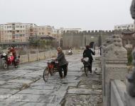 河南民間古建筑——宏濟(jì)橋位于河南省汝南縣城北，跨汝河，明代稱弘濟(jì)橋、博愛橋，清代稱迎恩橋，因靠近天中山又稱天中橋，現(xiàn)在以方位稱北關(guān)大橋。歷經(jīng)400余年，安然挺立，為豫南地區(qū)著名的古橋梁。（圖/文野貓）