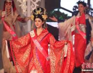 2015世界旅游小姐全球總決賽近日在吉隆坡落幕，61個國家和地區(qū)的61名佳麗參加了總決賽。最終，菲律賓選手獲得冠軍。烏干達(dá)選手和立陶宛選手分別獲得了第二名和第三名。圖為2015世界旅游小姐中國總決賽冠軍王汝妍驚艷亮相。