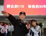 【駐馬店廣視網(wǎng)】（記者 朱劍鋒 通訊員 張華）1月10日，是全國第30個110宣傳日。駐馬店市公安局在1月10日前后，在全市范圍內(nèi)組織開展以“群眾的110，你我的30年”為主體的集中宣傳活動。1月8日上午，市公安局邀請近百名中學(xué)學(xué)生參觀駐馬店市局指揮中心大廳，了解指揮中心基本情況、市區(qū)接處警工作模式及所取得的顯著成效，學(xué)習(xí)正確報(bào)警和提高自身防范能力的知識。在駐馬店市局二樓大廳特殊警務(wù)支隊(duì)演示、展示97-1防暴槍、38mm防暴槍、85式狙擊步槍、92式自動手槍、9mm自動轉(zhuǎn)輪手槍、99式防爆服、管狀式網(wǎng)槍等輕型武器和部分防爆救援設(shè)備。 