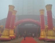【駐馬店廣視網(wǎng)】（記者 朱劍鋒）1月9日上午，河南金地集團十周年大慶輝煌再出發(fā)活動在確山縣金地?盛世華庭隆重舉行。世界杰出華商協(xié)會主席、天九平臺投資集團總裁，湖南天九雙眾資產(chǎn)管理有限公司董事長姜正軍先生，中共確山縣委統(tǒng)戰(zhàn)部部長張萬兵等領(lǐng)導(dǎo)以及30多家新聞媒體記者出席慶祝活動。十年金地，躬耕確山，在城市發(fā)展的歷史進程中，留下了濃墨重彩的一筆。從金地?愛民安置小區(qū)到金地?盛世華庭，金地家園作為確山宜居生活建設(shè)領(lǐng)航者和開拓者，持續(xù)為確山締造時代地標和人居典范工程，構(gòu)筑城市最亮麗的風(fēng)景線。