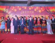 河南金地集團公司領(lǐng)導(dǎo)及全體演員上臺合影留念 。 大鵬一日同風(fēng)起，扶搖直上九萬里。今天，金地家園將負黃牛之精神、懷鯤鵬之志向不斷尋求更高更新的突破，必將為實現(xiàn)中國夢而翱翔于天中大地!