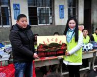 駐馬店市陽光助學(xué)協(xié)會會長楊楊和大新小學(xué)負責(zé)人履行“愛心圖書室”交接