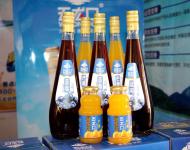 本地特色產(chǎn)品五龍口飲品飲品在優(yōu)質(zhì)果蔬原產(chǎn)地甄選上等的食材入料，在順應(yīng)大眾對(duì)產(chǎn)品營(yíng)養(yǎng)和口感雙重需求的前提下，融合傳統(tǒng)鮮榨工藝與現(xiàn)代科技，最大限度地保留果蔬的天然成分，最大限度地保持果蔬的芬芳。