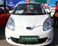 新能源電動(dòng)車成為消費(fèi)者的新寵，慢慢走近千家萬(wàn)戶。