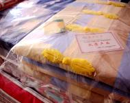 上蔡縣手織老粗布?xì)v史悠久，在汲取傳統(tǒng)的粗布文化精髓的基礎(chǔ)上開(kāi)發(fā)出既保持傳統(tǒng)粗布厚重拙樸的原始風(fēng)格，又帶有現(xiàn)代時(shí)尚氣息的老粗布工藝新品種，使這一民間傳統(tǒng)工藝得到了繼承與發(fā)展。