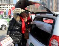 新能源電動(dòng)車成為消費(fèi)者的新寵，慢慢走近千家萬(wàn)戶。