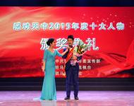 每一個離家在外的游子都是家鄉(xiāng)放飛的音符，他是眾多音符中靈動的高音。用旋律歌頌夢想歌頌正能量，用歌聲唱響家鄉(xiāng)唱響時代。我在駐馬店等你來，是胸懷、是氣魄、更是對未來的美好期待。暖心歌手——余潤澤