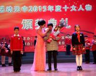 一個樸實、陽光如鄰家小伙的帥氣青年，在危險來臨之際奮不顧身撲向火場，與死神搏斗的日日夜夜仍念念不忘作為保安的職責。他的事跡感動鵬城驛城、感動天中、感動大江南北。大愛真英雄，烈火中永生，柔肩擔道義，熱血鑄忠誠。烈火忠魂——李到信