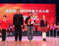 甘守清貧卻大方資助別人，忠于職責卻把對親人的愛深埋在心里。扎根基層保一方平安，他是百姓心中的守護神；心系群眾為人民著想，他是鄉(xiāng)親們心貼心的好所長。貼心的所長不該走。貼心所長——夏明臣