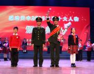 滄海橫流，方顯英雄本色。面對危險義無反顧，他的從容讓人敬佩；處置事故身先士卒，他的身影讓人動容。穿越生死為人們帶來平安，愛兵如子用生命書寫忠誠。消防衛(wèi)士——董英俊 