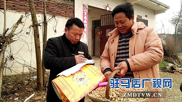 3.圖為確山縣雙河支局長(zhǎng)給雙河鎮(zhèn)段胡莊村民走訪送福.jpg