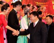 駐馬店人民政府市長陳星、市政協(xié)主席劉軍甫、市政府常務副市長張昕、市委宣傳部部長戚存杰上臺與演職人員握手。