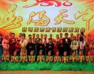 駐馬店人民政府市長陳星、市政協(xié)主席劉軍甫、市政府常務副市長張昕、市委宣傳部部長戚存杰上臺與演職人員合影。