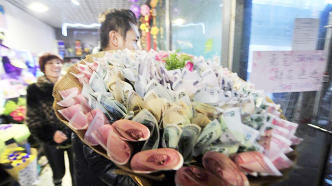 土豪情人節(jié)花6990元扎人民幣“錢(qián)花”示愛(ài)