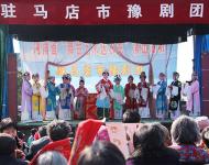 （記者 武帥 健豪）2月17日上午，由駐馬店市文廣新局主辦，市演藝中心（原市豫劇團）承辦的新春戲曲周在世紀廣場正式拉開帷幕。來自市演藝中心的戲曲名家們將在為期一周的時間里，為廣大市民奉獻一場精彩的節(jié)日戲曲大餐。