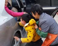 大年初八過完了，許多在城里打工的農(nóng)民工開始陸續(xù)返城，一個(gè)無法避免的問題再次發(fā)生，留守兒童和父母的分別。在邛崍臨濟(jì)鎮(zhèn)瑞林村，記者又看到了這傷心的一幕。40歲的植大姐是一個(gè)女快遞員，今天是她回成都準(zhǔn)備上班的日子，7歲多的峰峰吵著要跟母親上成都，爺爺奶奶在一旁拉都拉不住，峰峰一直試圖向前拉住媽媽的手，嘴里一直說著“你們不能這樣對我。