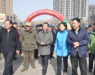       當天上午，駐馬店市委常委、宣傳部長戚存杰，市政府副市長馮玉梅親臨現(xiàn)場慰問說書藝人并和市委宣傳部、文廣新局領導以及數(shù)千名市民一起觀看精彩的演出。