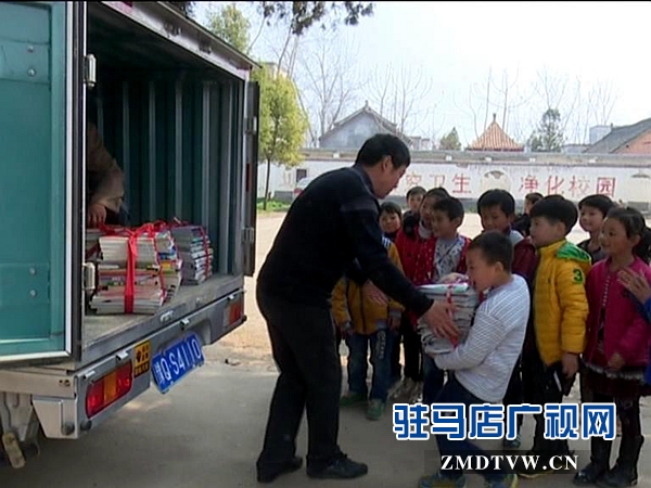 <a  href='http://www.892249.com/listseo-165-0.html' _fcksavedurl='http://www.892249.com/listseo-165-0.html'  title='遂平' target='_blank' >遂平</a>吳房義工向西平鄉(xiāng)鎮(zhèn)小學(xué)捐贈1000套愛心圖書_20160304150739.jpg