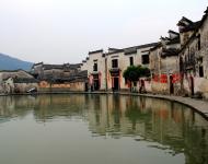 因一襲煙雨罩江南，兩袖清風(fēng)論古今?！杜P虎藏龍》、《蘇乞兒》之類的經(jīng)典古裝動作片在宏村取景拍攝，