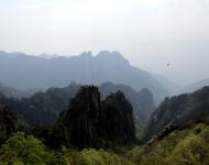 黃山原名黟山，因峰巖青黑，遙望蒼黛而名。后因傳說軒轅黃帝曾在此煉丹，故改名為“黃山”。明朝旅行家徐霞客登臨黃山時(shí)，曾對(duì)黃山的秀麗這樣贊嘆：“薄海內(nèi)外之名山，無如徽之黃山。登黃山，天下無山，觀止矣！”被后人引申為“五岳歸來不看山，黃山歸來不看岳”。（攝影/水墨丹青）