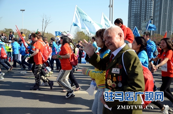 17.一名老兵在賽道上向圍觀群眾揮手，感謝他們的加油助威。通訊員 劉名洋攝.JPG