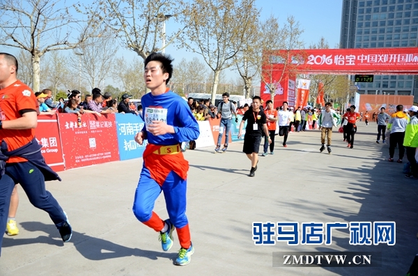 16.身著超人服裝參加鄭開馬拉松比賽。通訊員 劉名洋攝.JPG