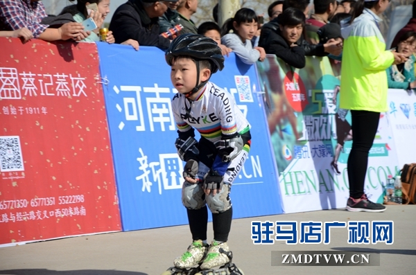 24.一位小朋友滑著輪滑在賽道上飛馳。通訊員 劉名洋攝.JPG