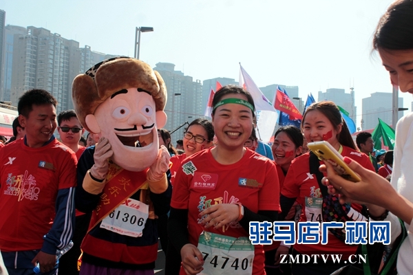 15.卡通人物光頭強(qiáng)助陣鄭開馬拉松。通訊員 劉名洋攝.JPG