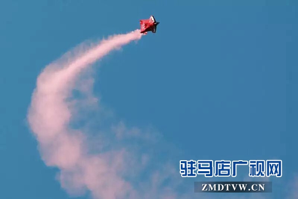 2016國際山地運動暨西游文化節(jié)在嵖岈山開幕 翼裝飛行